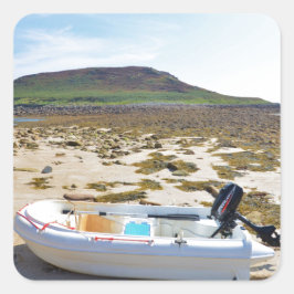 Dinghy am Strand Quadratischer Aufkleber