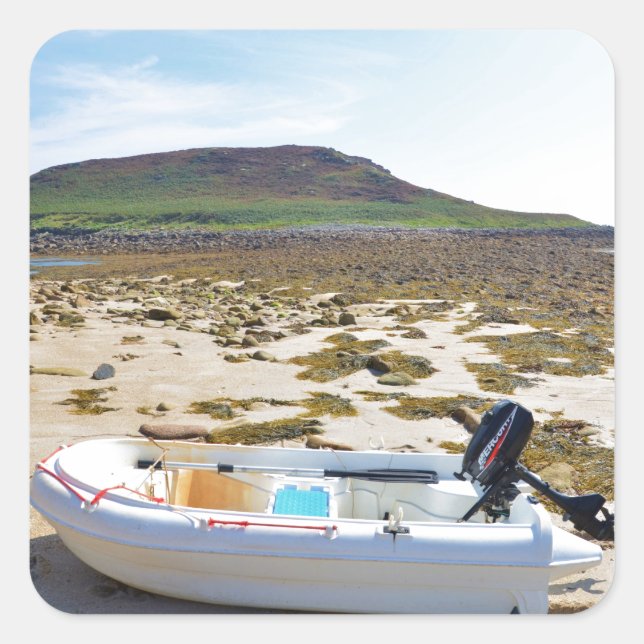Dinghy am Strand Quadratischer Aufkleber (Vorderseite)