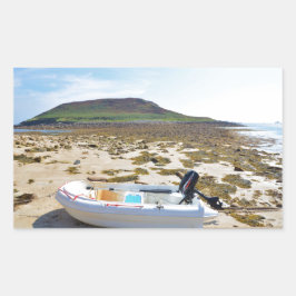 Dinghy am Strand Rechteckiger Aufkleber