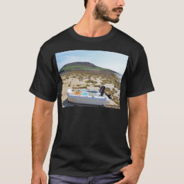 Dinghy am Strand T-Shirt