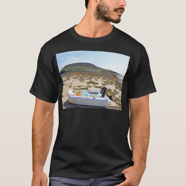Dinghy am Strand T-Shirt (Vorderseite)