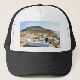 Dinghy am Strand Truckerkappe