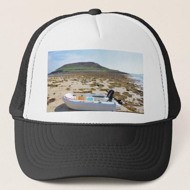 Dinghy am Strand Truckerkappe (Vorderseite)