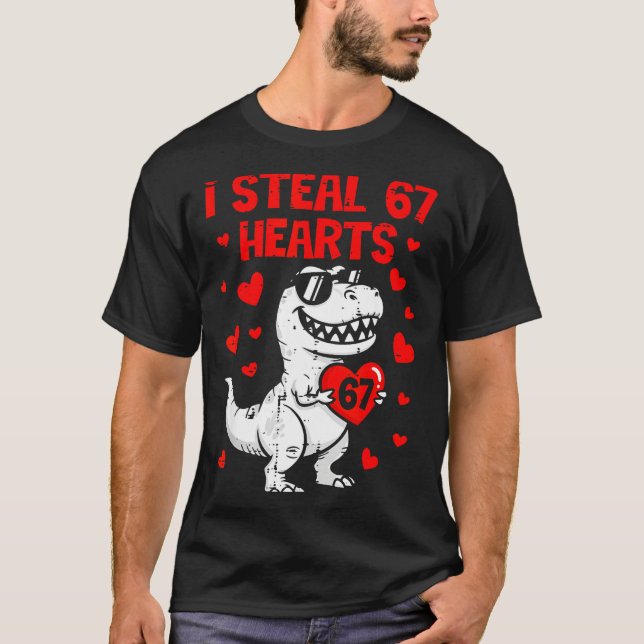 Dino Holding Heart I Steal 67 Hearts Funny Six Sev T-Shirt (Vorderseite)