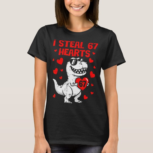 Dino Holding Heart I Steal 67 Hearts Funny Six Sev T-Shirt (Vorderseite)