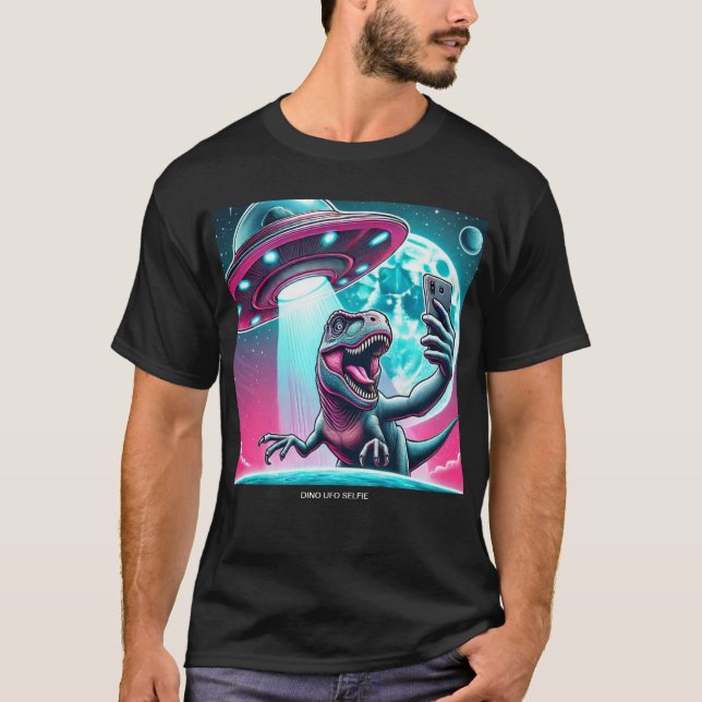 Dino UFO Selfie: Alien Encounter (Man Tshirt) #01 T-Shirt (Vorderseite)