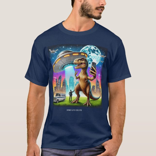 Dino UFO Selfie: Alien Encounter (Man Tshirt) #03 T-Shirt (Vorderseite)