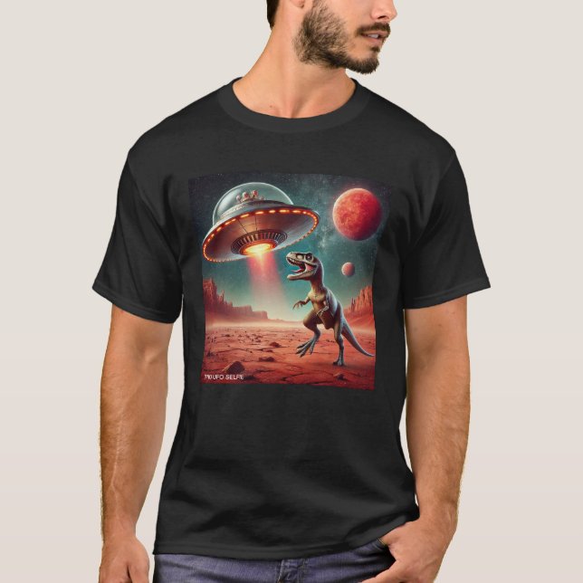 Dino UFO Selfie: Alien Encounter (Man Tshirt) #10 T-Shirt (Vorderseite)