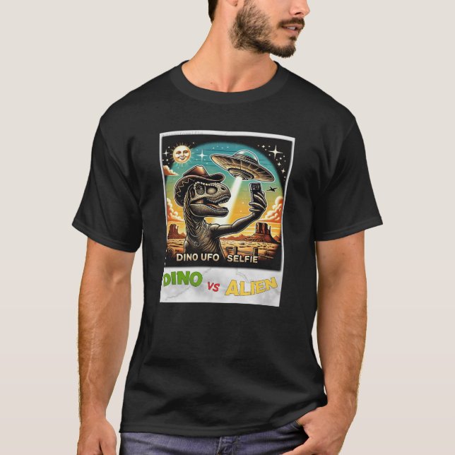 Dino UFO Selfie: Dino vs Alien (Man Tshirt) #07 T-Shirt (Vorderseite)