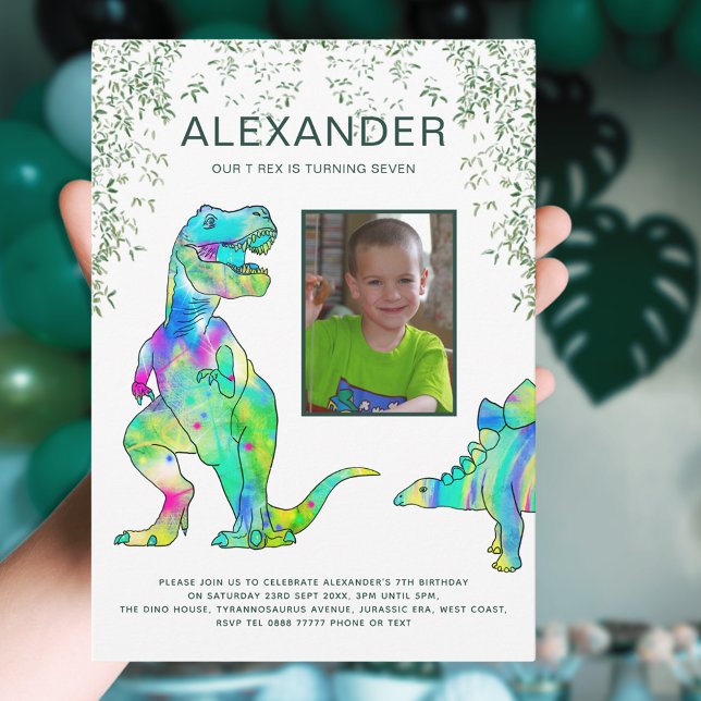 Dinosaur 7. Geburtstagsparty Foto Einladung (Dinosaur 7th birthday party with T-Rex and stegosaurus dino and Jurassic jungle colorful watercolor )