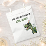 Dinosaur Birthday Gevor Bag Kids Party Geschenktütchen<br><div class="desc">Senden Sie Ihren Gästen mit diesem Dinosaurier Geburtstagsgeschenk eine Zuhause mit einem Lächeln! Mit einem spielerischen T-Rex in Party und einem bunten, kühnen Design sind diese Party Goodies Taschen perfekt für Jungs- und Mädchenfeiern. Personalisieren Sie Ihre Daten mit dem Namen, dem Alter oder einer kurzen Danksagung direkt in Ihrem Browser...</div>