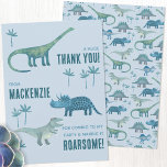 Dinosaur Birthday Party Danke<br><div class="desc">Zeit,  Ihren Gästen für eine wilde Geburtstagsparty zu danken! Ein lustiger Haufen von bezaubernden Dinosauriern,  bereit,  sich mit dem Namen Ihres Kindes und danke Ihnen Nachricht anpassen. Ideal für jeden Jungen oder Mädchen. Die Rückseite weist ein passendes Dinosaurier-Muster auf. Originelle Kunst von Nic Squirrell.</div>