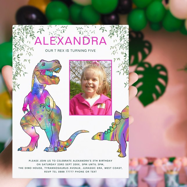 Dinosaur Girls 5. Geburtstagsparty Budget Einladungspostkarte (Colorful T-Rex dinosaur girls 5th birthday party budget invitation with photo template )