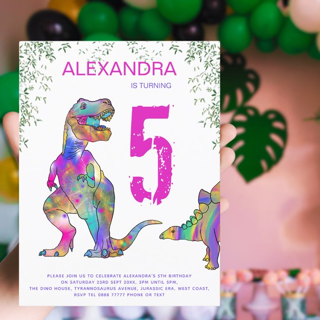 Dinosaur Girls 5th Birthday Party Budget Einladungspostkarte (Dinosaur pink birthday party invitation postcard with colorful T-rex stegosaurus and jungle foliage)