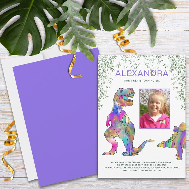 Dinosaur Girls Geburtstagsparty Foto Lila Einladung (Colorful dinosaur girls photo birthday party invitation with T-Rex and stegosaurus purple pink blue)