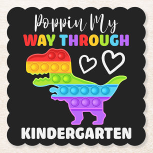 Dinosaur hüpft meinen Weg durch den Kindergarten Untersetzer