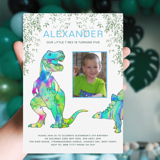 Dinosaur Jungle Geburtstagsparty Foto Einladung (Dinosaur Jungle Photo Template 5th birthday party invitation with colorful T-Rex and stegosaurus )
