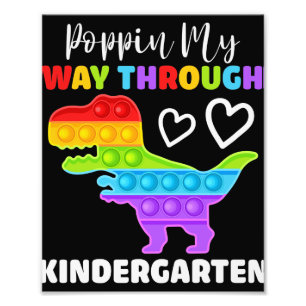 Dinosaur kommt auf meinem Weg durch den Kindergart Fotodruck