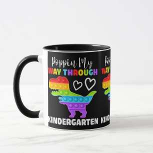 Dinosaur kommt auf meinem Weg durch den Kindergart Tasse