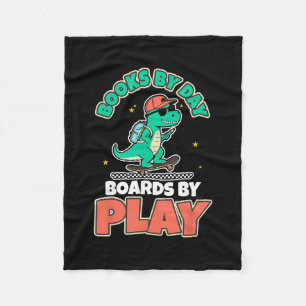 Dinosaur Skateboarding Bücher Dino Spiel Spaß Akti Fleecedecke
