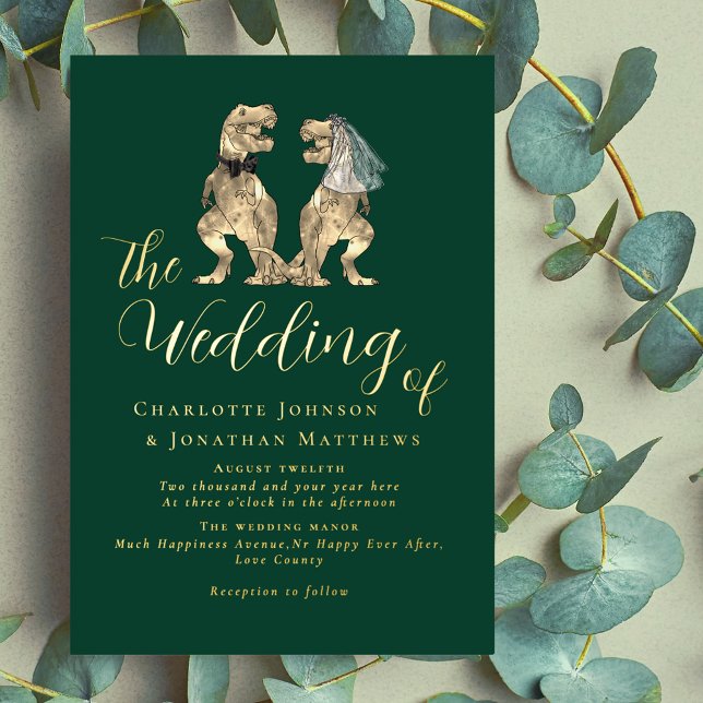 Dinosaur Theme Wedding Green und Gold Folieneinladung (Dinosaur theme wedding dark green and elegant gold foil script invitation T-Rex dino bride & groom)