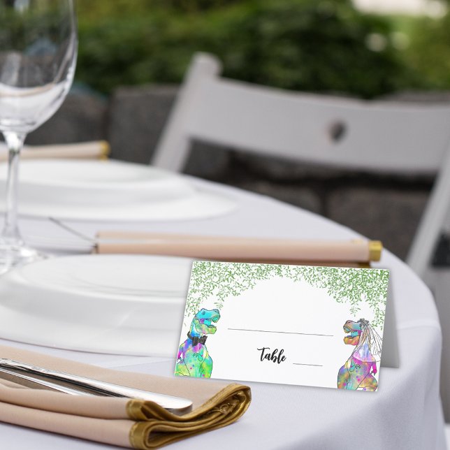 Dinosaur Themed Wedding Foliage Platzkarte (Colorful dinosaur wedding table place card with T-Rex Bride and Groom with jungle greenery)