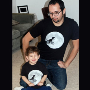 Dinosaurier auf einem Rad mit dem Mond T-Shirt