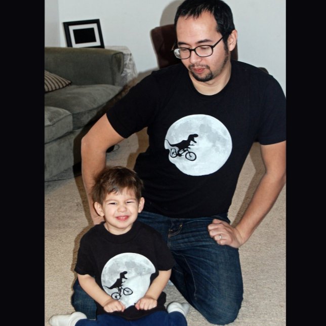 Dinosaurier auf einem Rad mit dem Mond T-Shirt (Von Creator hochgeladen)