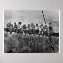 Dinosaurier auf einem Wolkenkratzer