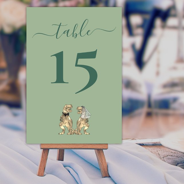 Dinosaurier Bride & Groom Wedding Sage Green Tischnummer (Dinosaur wedding sage green custom table number card Elegant modern script t-Rex dino bride & groom)