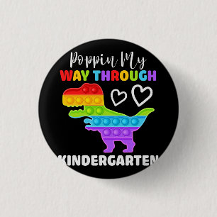 Dinosaurier, der seinen Weg durch den Kindergarten Button