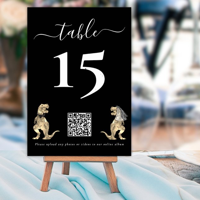 Dinosaurier Hochzeitschwarz-Weiß-QR-Code für Fotos Tischnummer (Dinosaur wedding qr code for photo upload elegant script custom black and white table number card)