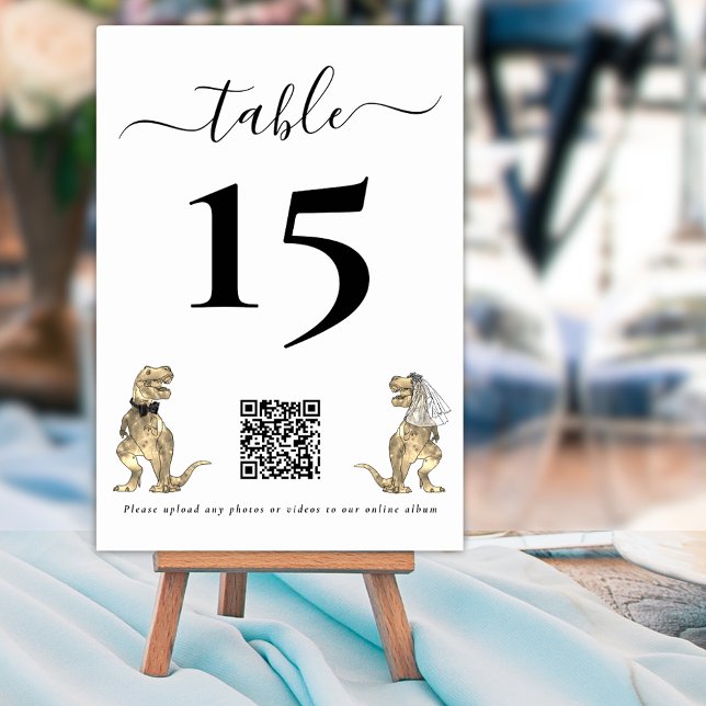 Dinosaurier Hochzeitschwarz-Weiß-QR-Code für Fotos Tischnummer (Dinosaur wedding photo qr code upload elegant script black and white custom table number card)