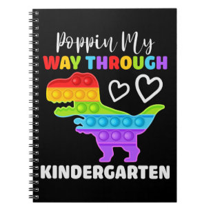 Dinosaurier hüpft meinen Weg durch den Kindergarte Notizblock