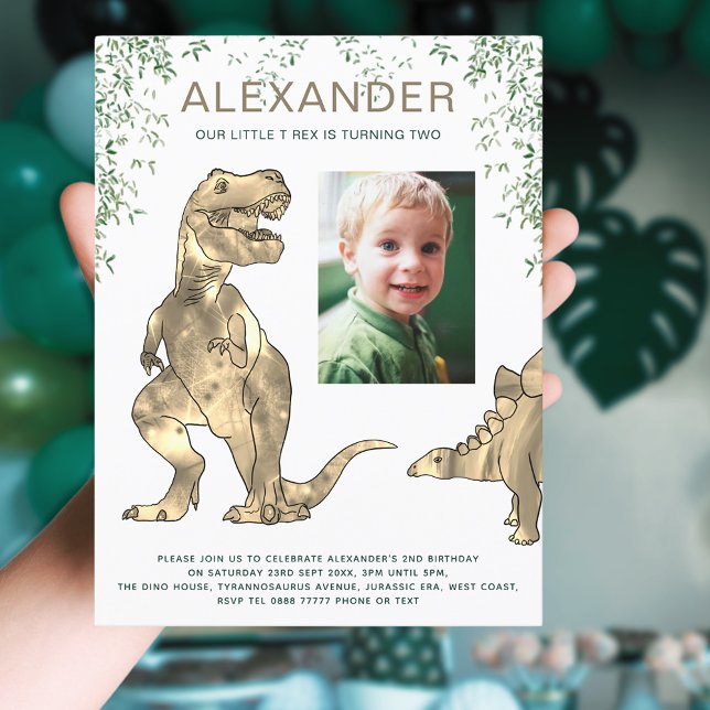 Dinosaurier Jungle Boys Birthday Party Foto Einladungspostkarte (Dinosaur T-Rex jungle 2nd birthday party budget invitation postcard with photo template)