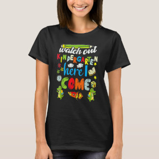 Dinosaurier schauen sich den Kindergarten an, hier T-Shirt