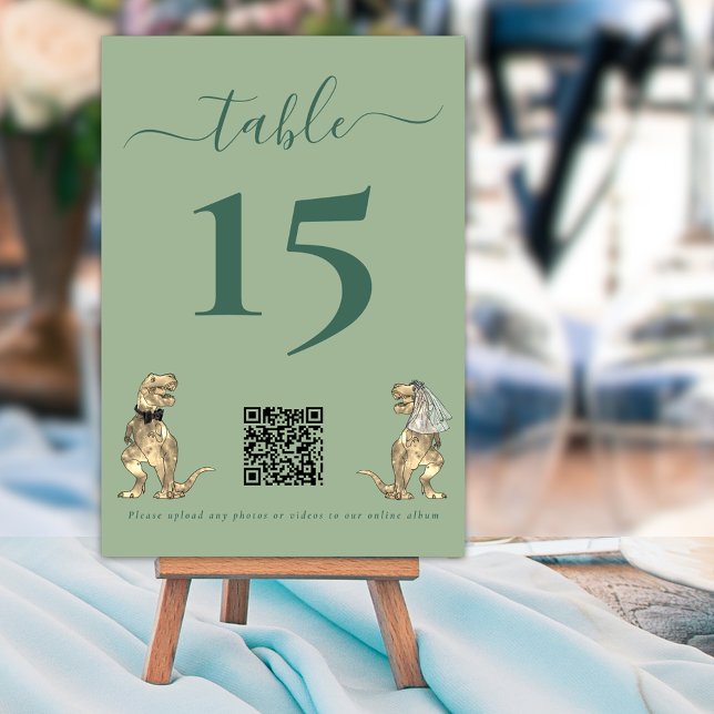 Dinosaurier Thema Hochzeitssage Grüner QR-Code Tischnummer (Dinosaur theme wedding qr code sage green custom table number cards Elegant modern script)