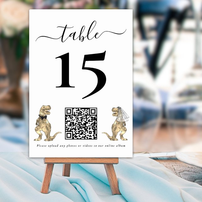 Dinosaurier Theme Wedding Foto QR Code Tischnummer (Jurassic dinosaur wedding photo upload qr code table number Funny T-Rex bride & groom Elegant script)
