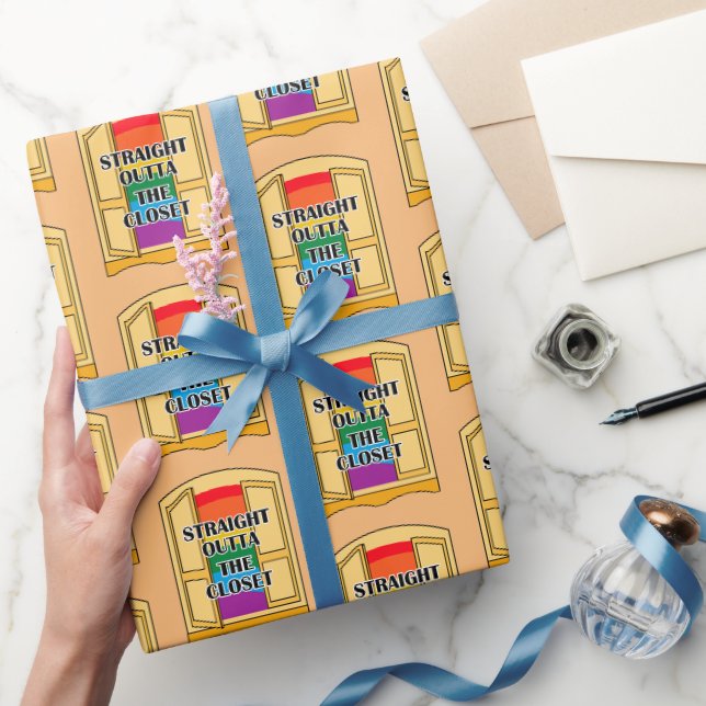 Direkt vor dem Schrank Geschenkpapier (Schenken)