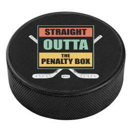 Direkt vor der Strafbox Eishockey Puck