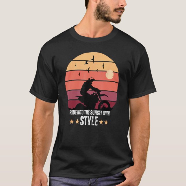 Dirt Racing Biker Ride Into The Sunset With Style T-Shirt (Vorderseite)