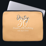 Dirty 30 orange weiß, einfache Retro-Geburtstag un Laptopschutzhülle<br><div class="desc">Vorlagendesign anpassen</div>