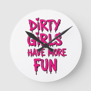 Dirty Girls haben mehr Spaß beim Mudder Mudding Gi Runde Wanduhr