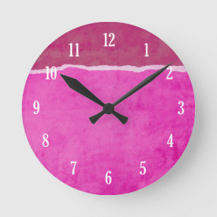 Dirty ripped pink paper runde wanduhr