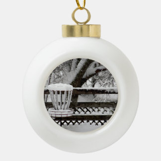 Disc-Golf-Ziel-Posten im Schnee Keramik Kugel-Ornament