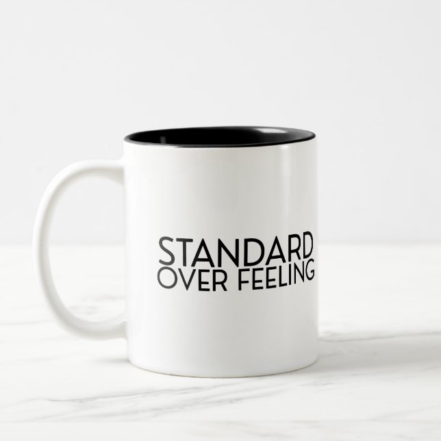 Discipline Over Motivation Minimalist  Zweifarbige Tasse (Links)