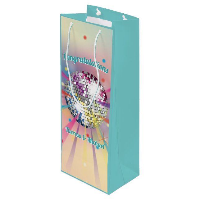 Disco Ball Baby Dusche Groovy Pastel Rainbow Geschenktüte Für Weinflaschen (Rückseite Schrägansicht)