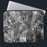 Disco Ball Ornaments Laptopschutzhülle<br><div class="desc">Disco-Ballschmuck verschiedener Größen bilden einen chaotischen Stapel in diesem einzigartigen Schwarz-Weiß-Foto. Die glänzenden Spiegelbälle reflektieren helles Licht oder dunkle Schatten aus jedem ihrer kleinen, spiegelroten Facetten. Die Glitzer-Kugel verziert Erholung auf der Oberfläche von Garland mit reflektierenden silbernen dodecahedron Perlen. Digitales, schwarz-weißes Foto. Copyright © 2013 Claire E. Skinner. Alle Rechte...</div>