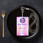 Disco Party Rosa holografische Sweet 16 Einladung Ausweis<br><div class="desc">Eine mädchenhaft süße 16, 16 Geburtstagsfeier Einladung. Ein holografischer Hintergrund in lila, rosa, gelb, blau. Dekoriert mit einer farbenfrohen Diskothek. Text: Lasst uns Party machen! Personalisieren und fügen Sie einen Namen und Party-Details hinzu. Der Name wird mit einem handgeschriebenen Stilskript geschrieben, lila Buchstaben. Zurück: kein Design oder keine Farbe (weniger...</div>
