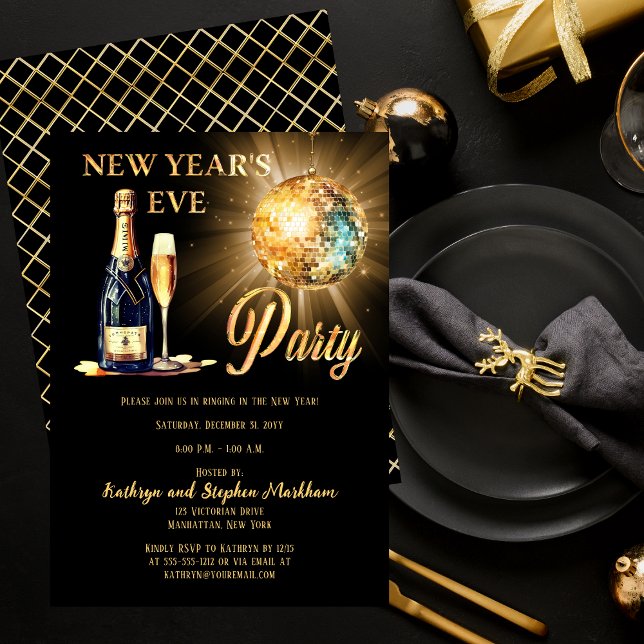 Disco und Champagne Black Gold Silvester Party Einladung (Disco Ball and Champagne with Glass Black and Gold Tone New Year's Eve Party Invitation)